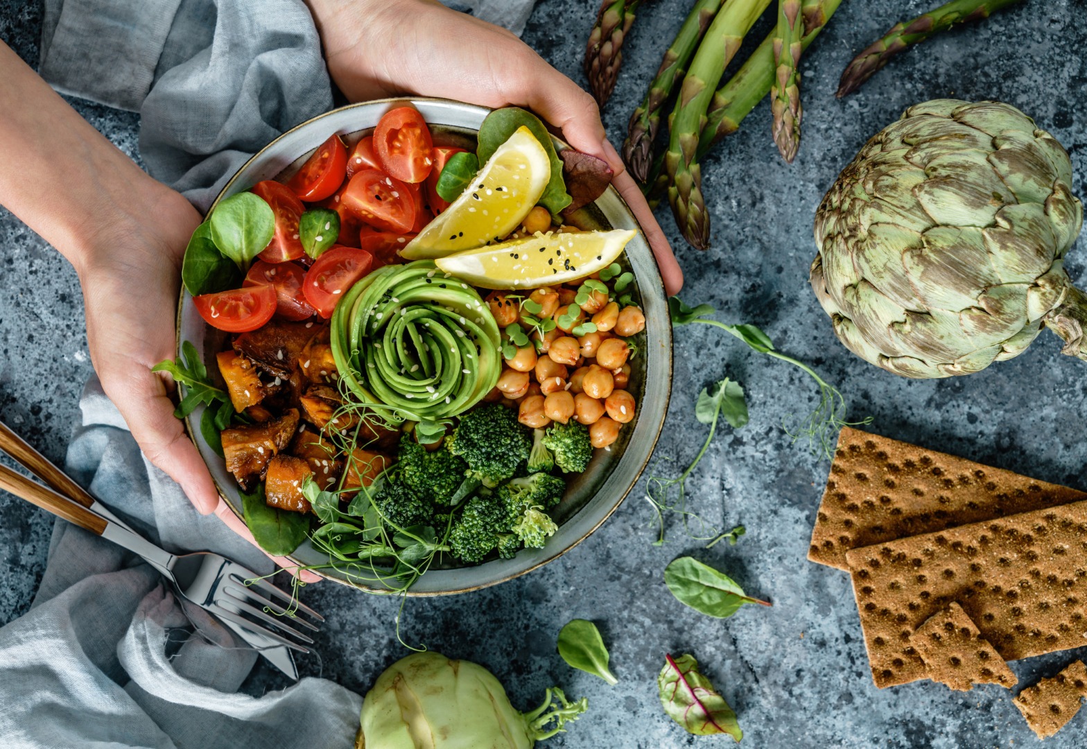 Farfurie cu o salată cu năut, roșii, broccoli, lămâine