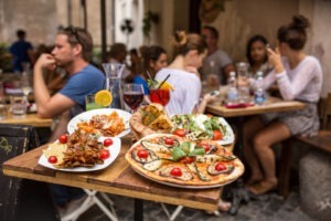 Românii cheltuie mult pentru a lua masa în oraș