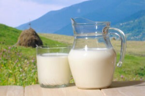 Prețul laptelui crește în UE, dar scade producția și cererea