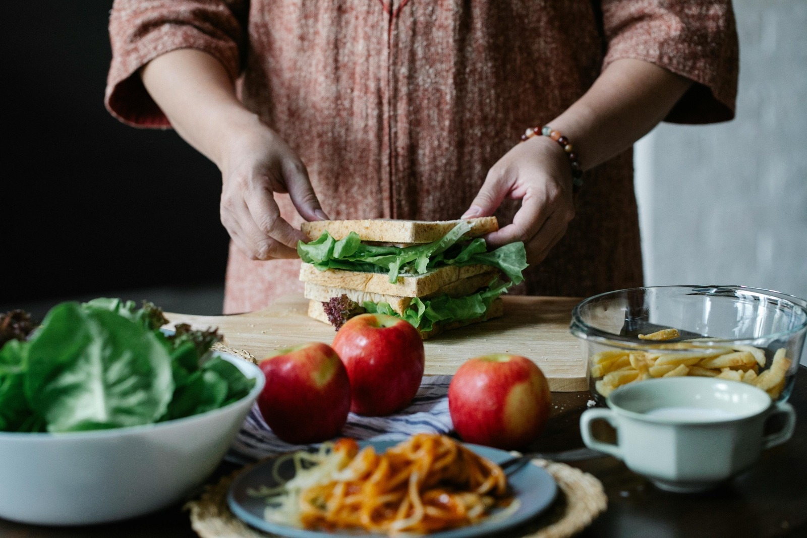 Sandvis cu salata fara pui delicios si usor de preparat