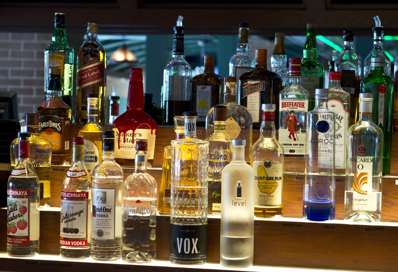 Sticle de alcool într-un bar