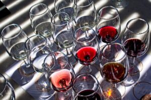 degustari-de-vin-pe-intuneric-organizate-de-un-sommelier-italian-nevazator-o-relatie-mai-intima-cu-produsul