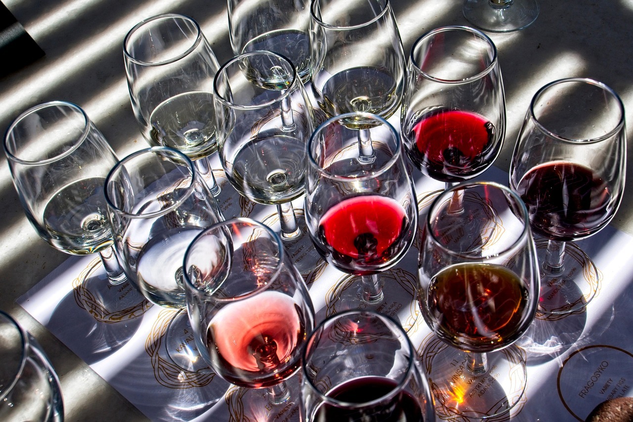 degustari-de-vin-pe-intuneric-organizate-de-un-sommelier-italian-nevazator-o-relatie-mai-intima-cu-produsul