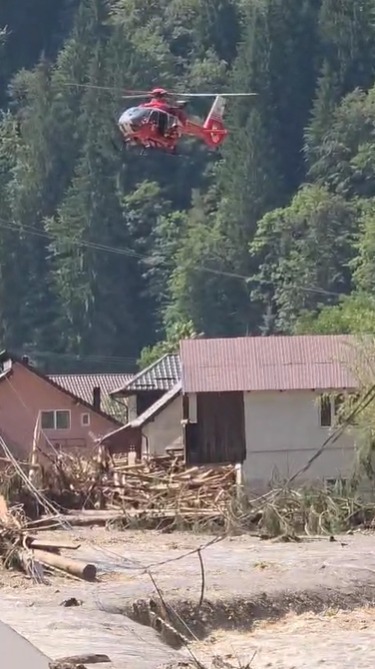 Inundații Suceava și Neamț. Un elicopter intervine 