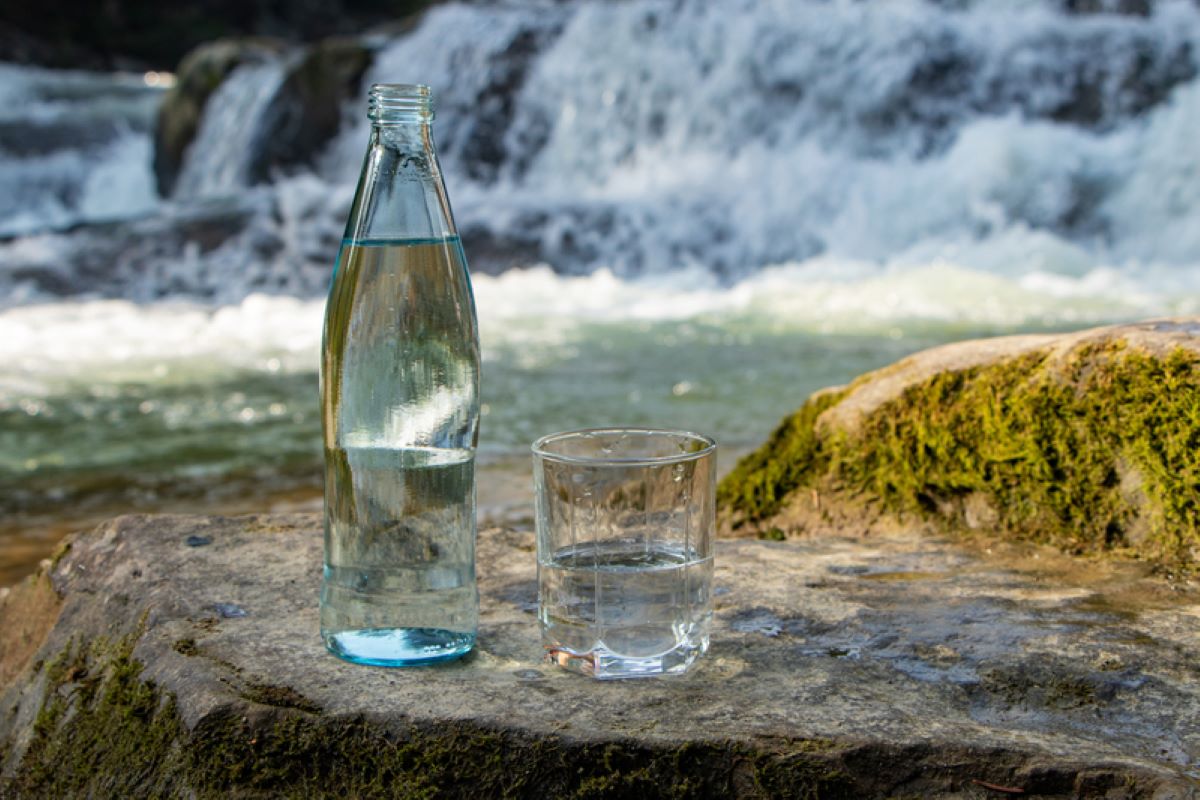 cantitati-mari-de-microplastic-in-apa-imbuteliata-in-sticle-de-sticla-peste-nivelul-apei-din-PET-de-plastic
