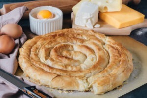 Banitsa, plăcintă din Bulgatria, cu brânză și foi de plăcintă