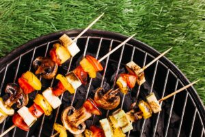gratarul-vegetarian-idei-creative-cu-halloumi-ciuperci-porumb-zucchini-si-burgeri-vegani