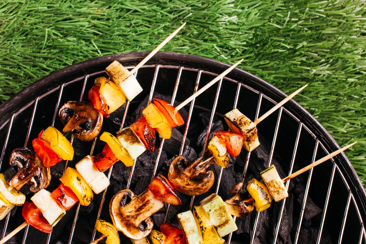 gratarul-vegetarian-idei-creative-cu-halloumi-ciuperci-porumb-zucchini-si-burgeri-vegani
