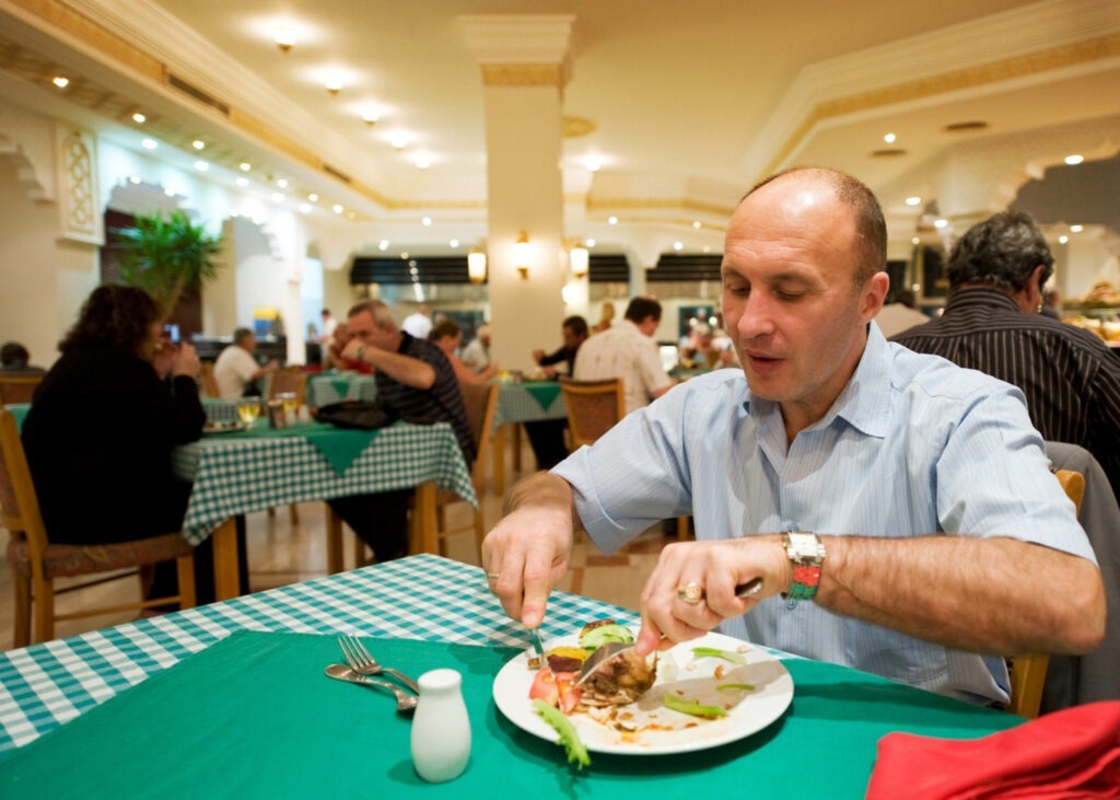 Foarte puțini români iau pasa singuri la restaurant