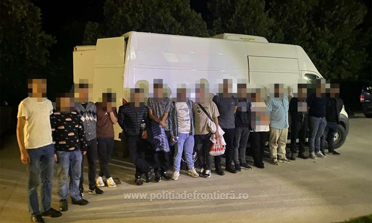 Migranți, descoperiți într-un microbuz cu legume