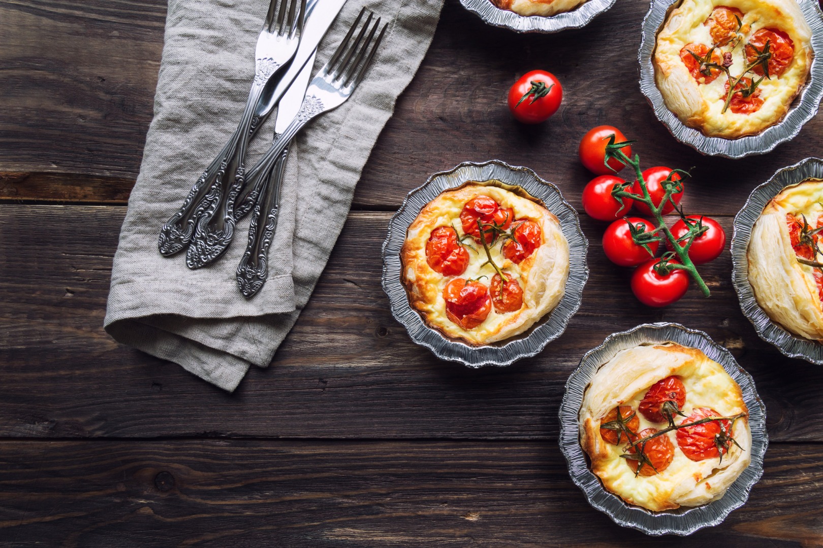 Mini-tarte cu roșii. Rețeta mic dejun