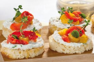 paine-prajita-cu-ardei-copti-si-crema-de-branza-feta-mic-dejun-brunch-gustare