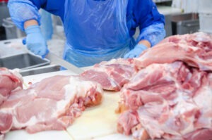 Producția de carne în mai, față de aprilie