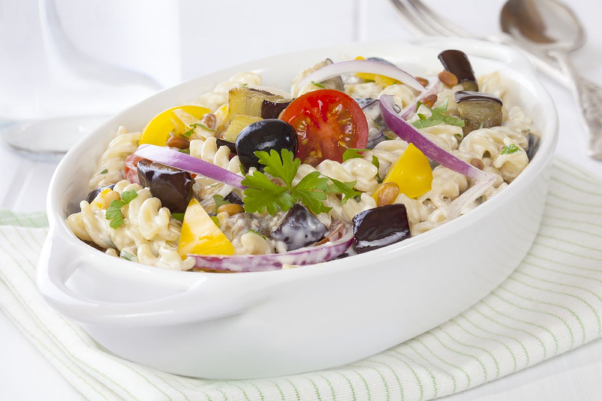 salata-de-paste-in-stil-grecesc-cu-feta-rosii-ardei-ceapa-si-masline