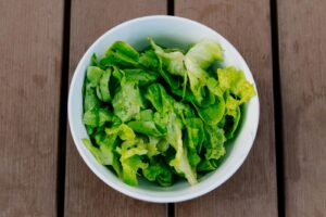 Salata verde cu pete ruginii este buna pentru consum