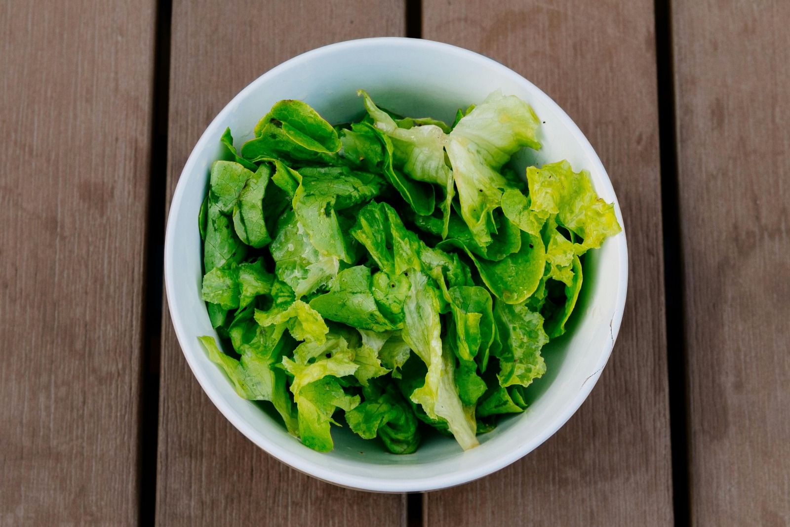 Salata verde cu pete ruginii este buna pentru consum