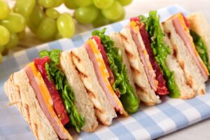 tot-ce-poti-sa-adaugi-intre-mai-multe-felii-de-paine-sandviș-gourmet-multistrat