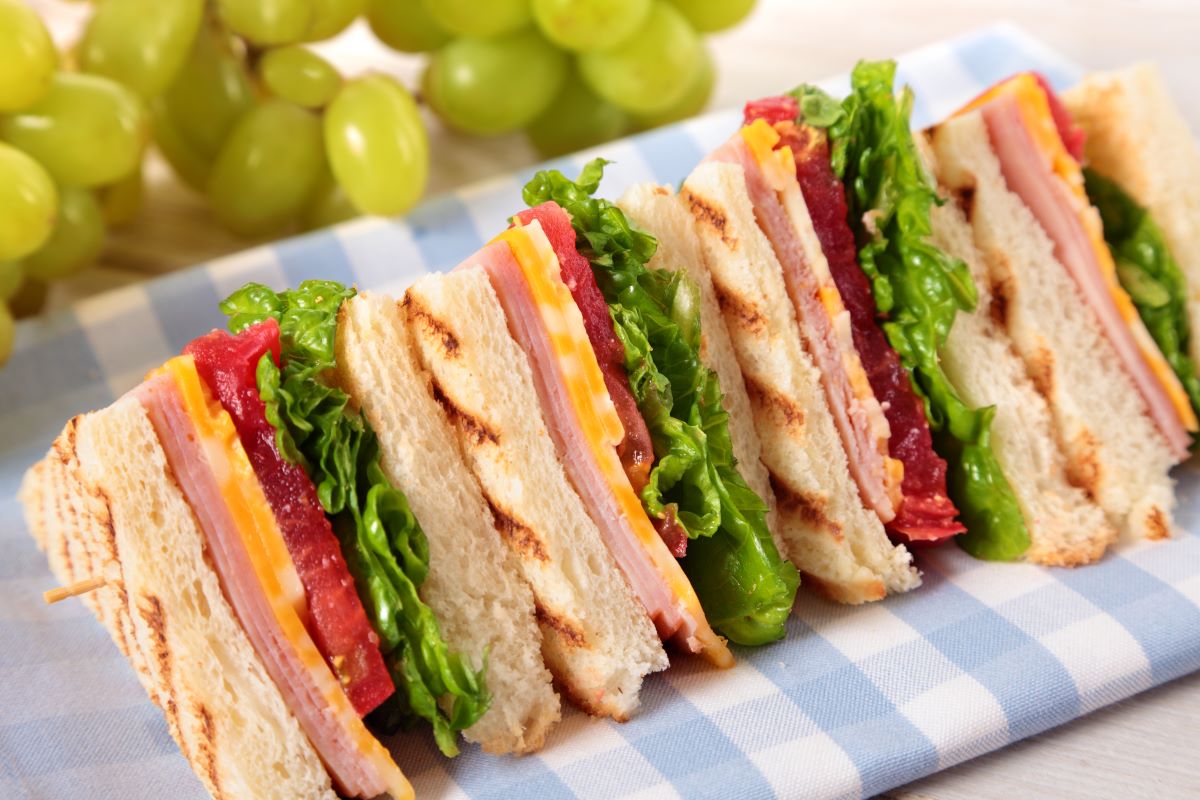 tot-ce-poti-sa-adaugi-intre-mai-multe-felii-de-paine-sandviș-gourmet-multistrat