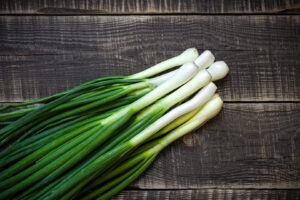 Cum folosești partea verde și partea albă din ceapa verde