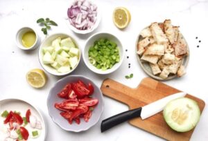 cialledda-un-preparat-traditional-din-regiunea-italiana-puglia-in-care-se-foloseste-painea-uscata-seamana-cu-salata-panzanella-dar-are-mai-multe-ingrediente