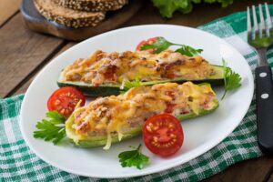 dovlecei-umpluti-cu-doar-trei-ingrediente-folosind-si-propriul-lor-miez-fara-carne-gratinati-la-cuptor