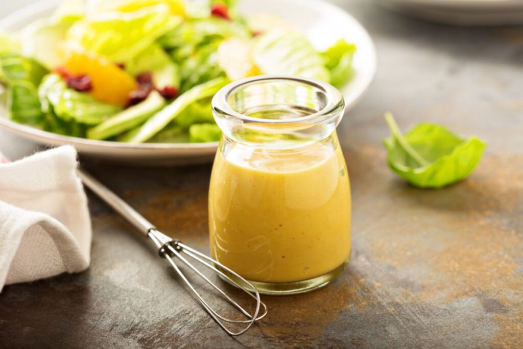 un-dressing-pentru-salata-poate-fi-imaginat-ca-o-formula-matematica-acid-ulei-sare-o-nota-dulce-si-o-nota-surpriza-trei-idei-inedite