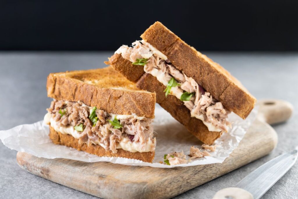tartine-cu-ricotta-si-ton-mic-dejun-racoros-ideal-pentru-miezul-verii