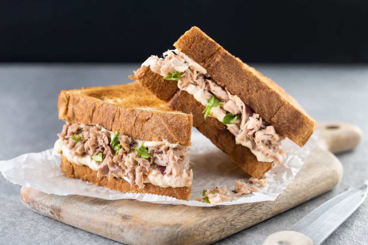 tartine-cu-ricotta-si-ton-mic-dejun-racoros-ideal-pentru-miezul-verii