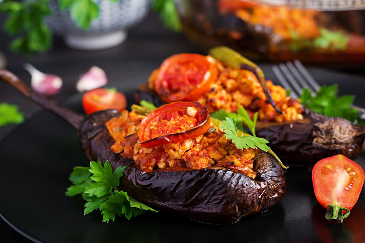 vinete-umplute-cu-carne-gratinate-la-cuptor-o-idee-de-cina-mediteraneana