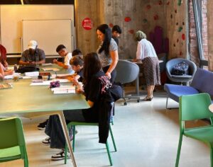 copii care stau la masa si fac temele