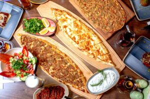 pizza-pita-pide-sau-peinirly-kiymali-ispanakli-pastrmajlija-sau-khachapuri-barcutele-de-aluat-turcesti-care-tin-inauntru-umplutura
