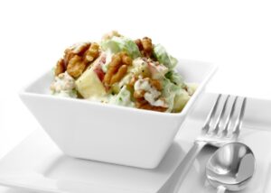 reteta-de-salata-clasica-waldorf-cu-telina-mere-nuci-dressing-cu-maioneza