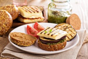 sandwich-cu-vinete-si-halloumi-un-deliciu-de-mic-dejun-lenes-de-weekend-ce-altceva-mai-putem-adauga-in-el