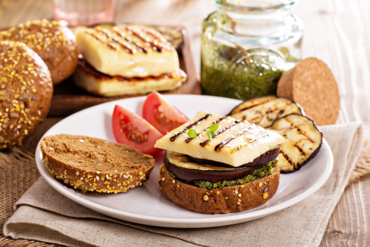sandwich-cu-vinete-si-halloumi-un-deliciu-de-mic-dejun-lenes-de-weekend-ce-altceva-mai-putem-adauga-in-el