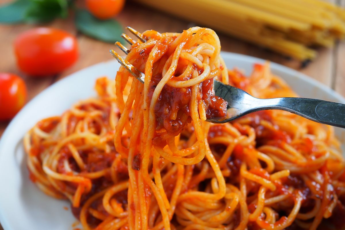 spaghetti-cu-sos-de-ardei-si-masline-negre-reteta-rapida-de-sezon-merge-si-cu-paste-scurte
