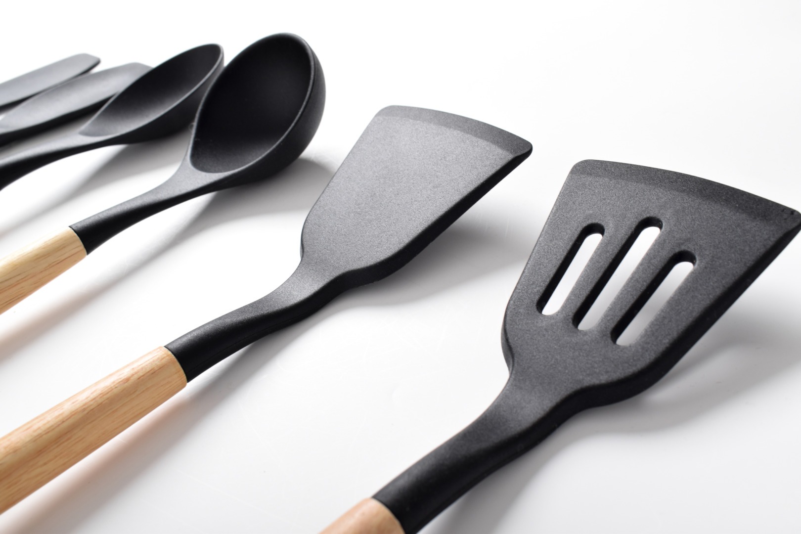 Ustensilele din plastic negru pot fi dăunătoare sănătății