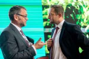Holger Kray, manager regional pentru agricultură la Banca Mondială, și comisarul european pentru agricultură, Christophe Hansen