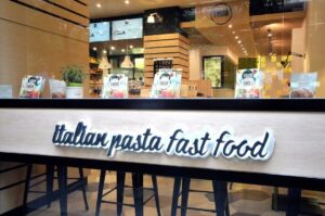 O macaro, fast food cu paste de la Napoli