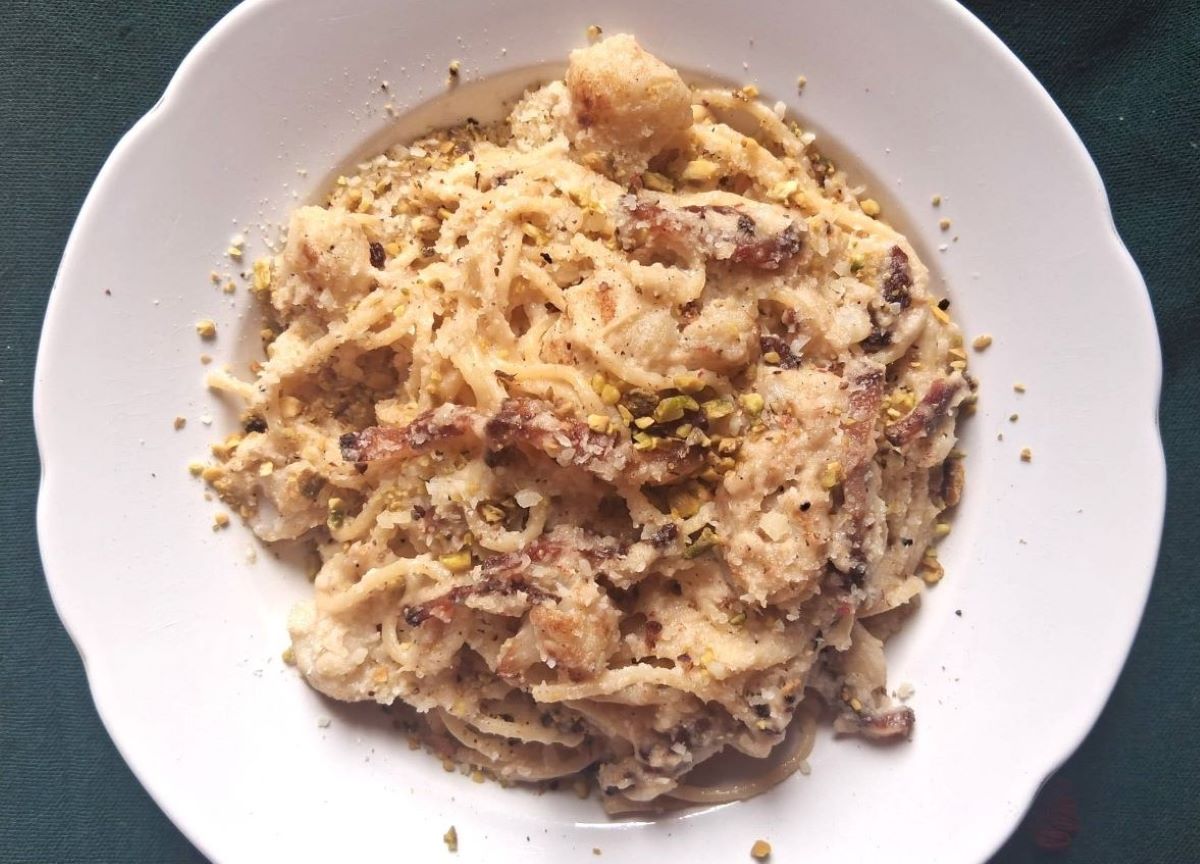 spaghetti-cu-bacon-si-crema-de-conopida-o-reteta-de-toamna-gustoasa-echilibrata-rapida