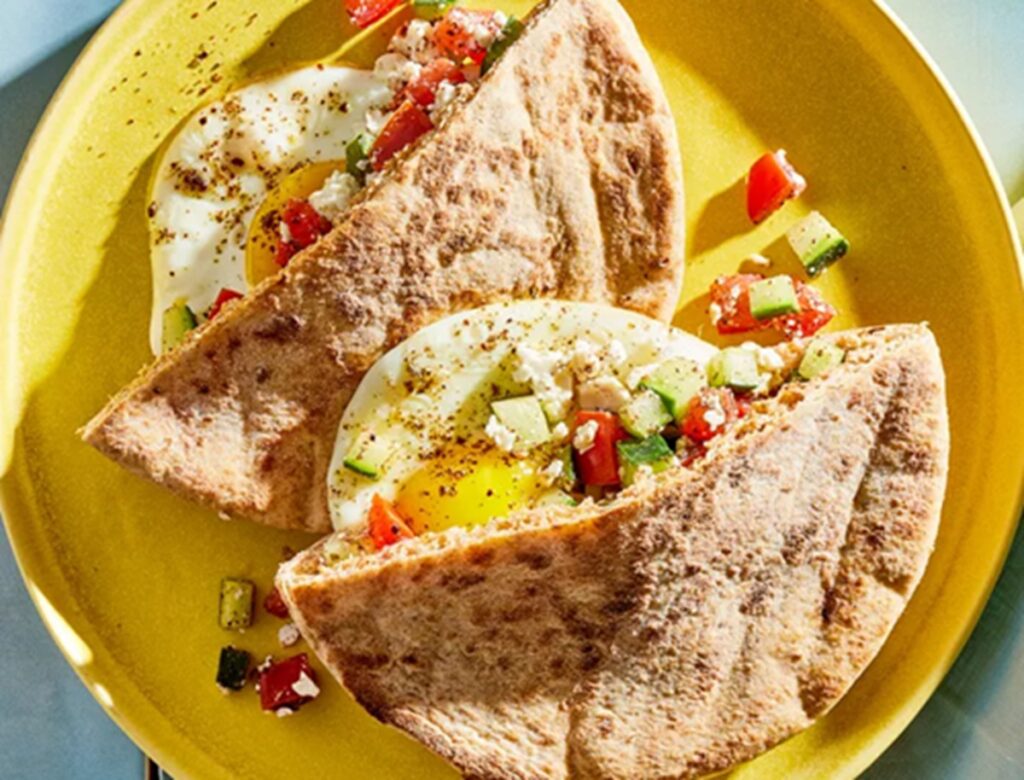 Mic dejun pita cu ou roșii și feta, bun și pentur diabetici