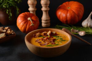 Supă de dovleac cu bacon, rețetă de toamnă