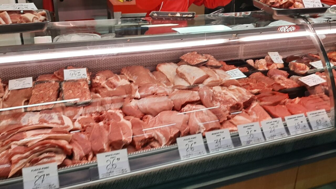 Carnea de porc umple galantarele