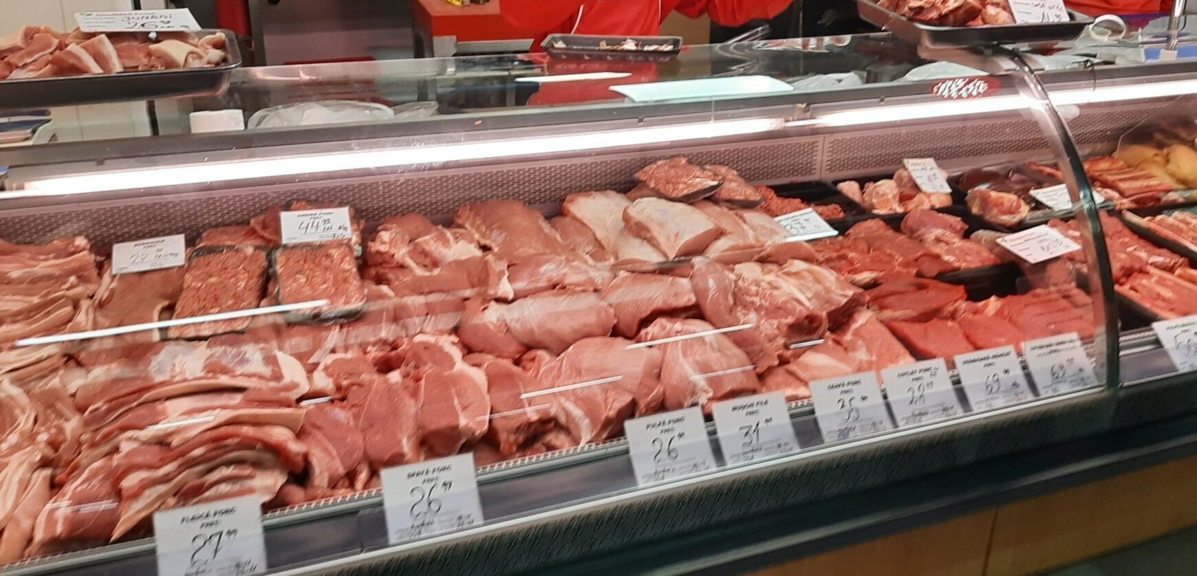 Carnea de porc umple galantarele