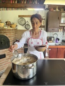 Punctul gastronomic local „Ca la mama acasă” din Hunedoara este extinderea unei case de vacanță, din dorința de a împărtăși cu ceilalți un mod de viață