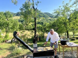 Punctul gastronomic local „Ca la mama acasă” din Hunedoara este extinderea unei case de vacanță, din dorința de a împărtăși cu ceilalți un mod de viață