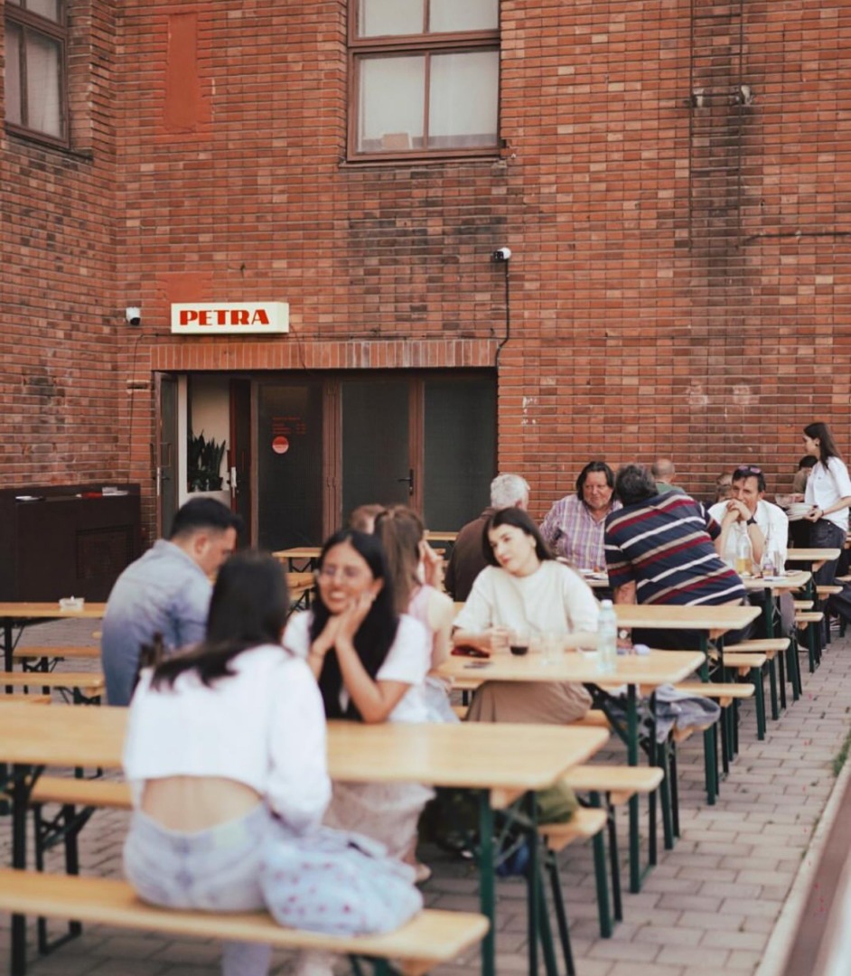 Terasa-restaurantului-Petra-Obor