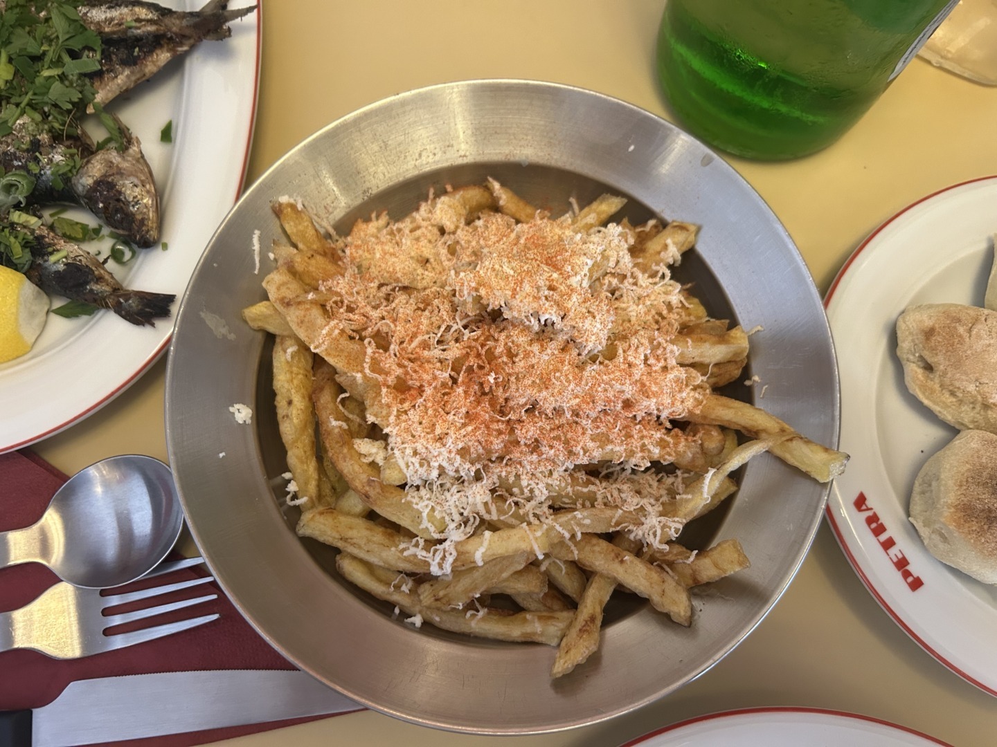 cartofii-prajiti-cu-branza-rasa-deasupra