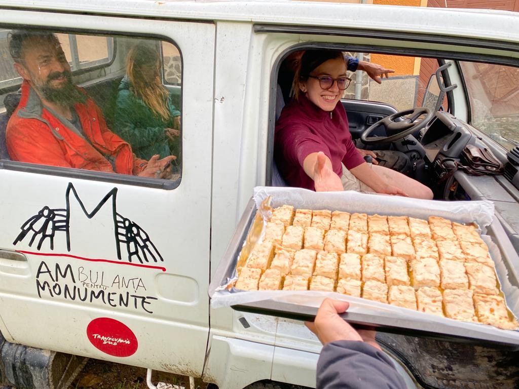 ambulanța pentru monumente gastronomie oameni cină caritabilă