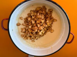 Merele sunt adăugate în aluat