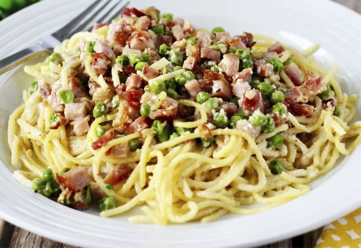 spaghetti cu bacon, mazare și smântână